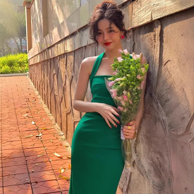 小众纯欲风吊带挂脖法式连衣裙女夏装新款露背修身显瘦气质包臀裙