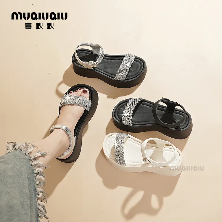 暮秋秋一字带凉鞋女外穿夏季2025新款水钻厚底松糕沙滩时装凉鞋潮