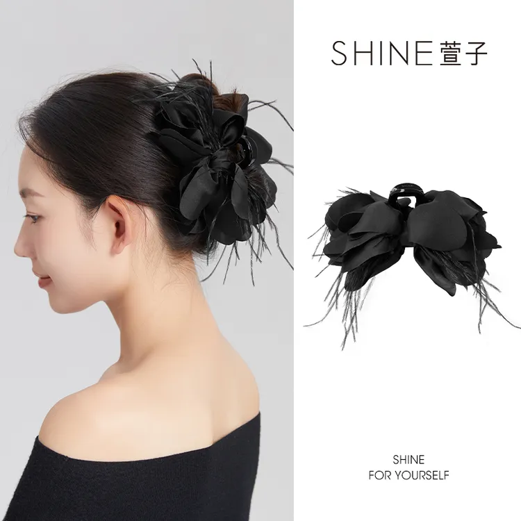 萱子时尚花瓣羽毛抓夹灵动飘逸秋冬氛围感修饰头型
