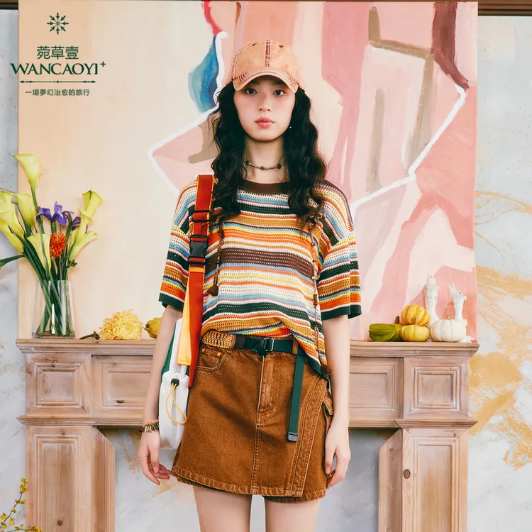 菀壹2025夏季新款条纹彩色短袖异域风情透气显瘦毛衫G34512421