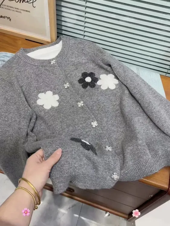 韩系钩花百搭灰色圆领针织开衫女春季新款时尚显白超好看毛衣