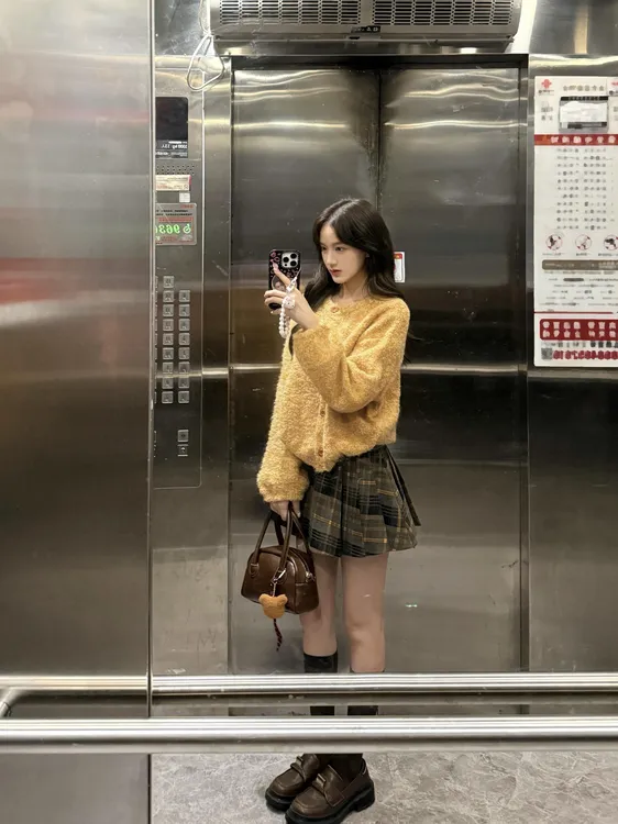 2025秋季新款韩系慵懒风黄色针织开衫毛衣女搭配格纹短裙两件套潮