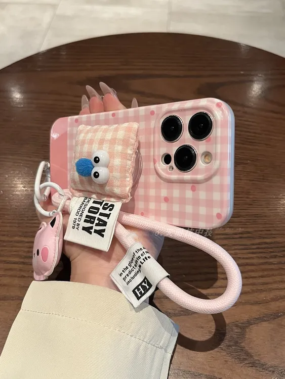适用苹果16pro手机壳粉夏日田园枕头支架熊挂件iphone15/14/13