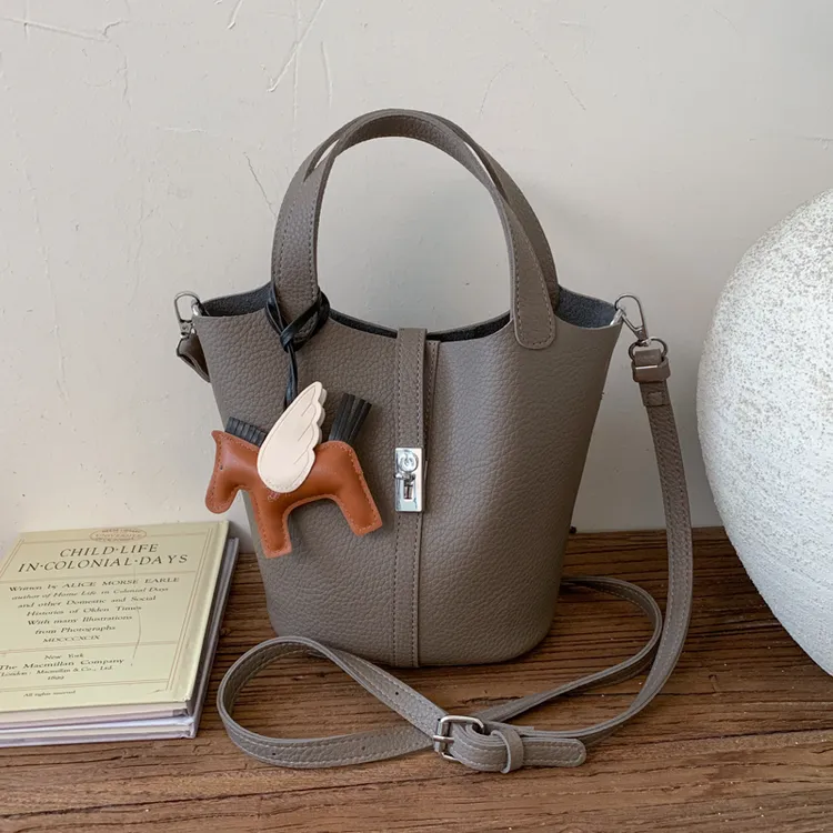 2025秋冬新款韩版轻奢气质百搭荔枝纹水桶包单肩斜挎包小众手提包