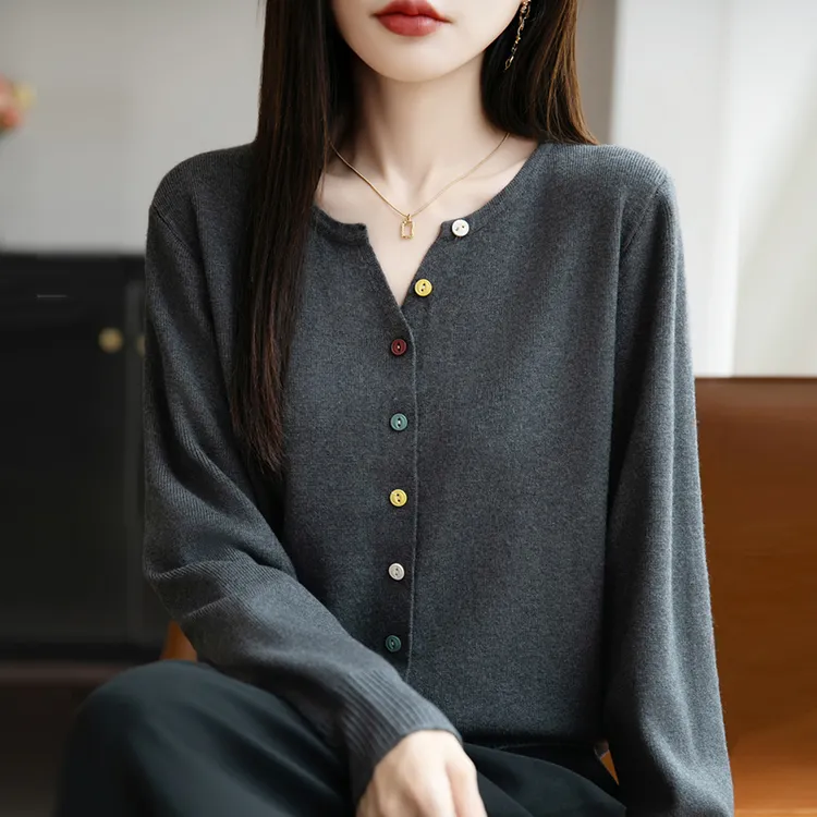 拉夏贝尔V领针织打底衫女5新款春秋内搭上衣洋气大码时尚简约毛衣