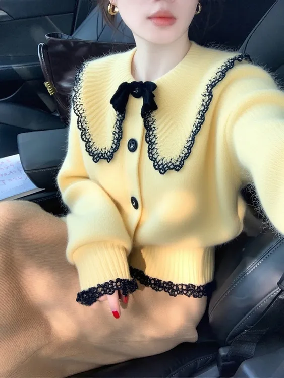 2025秋冬超火减龄高级小众不撞款穿搭时尚洋气黄色娃娃领针织开衫