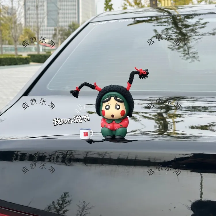 车尾部翠花村花蜡笔小新汽车载摆件装饰品车内车顶公仔电动车玩偶
