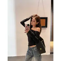 血色樱桃黑色长袖T袖女款2025新款秋季露肩设计斜肩上衣修身百搭