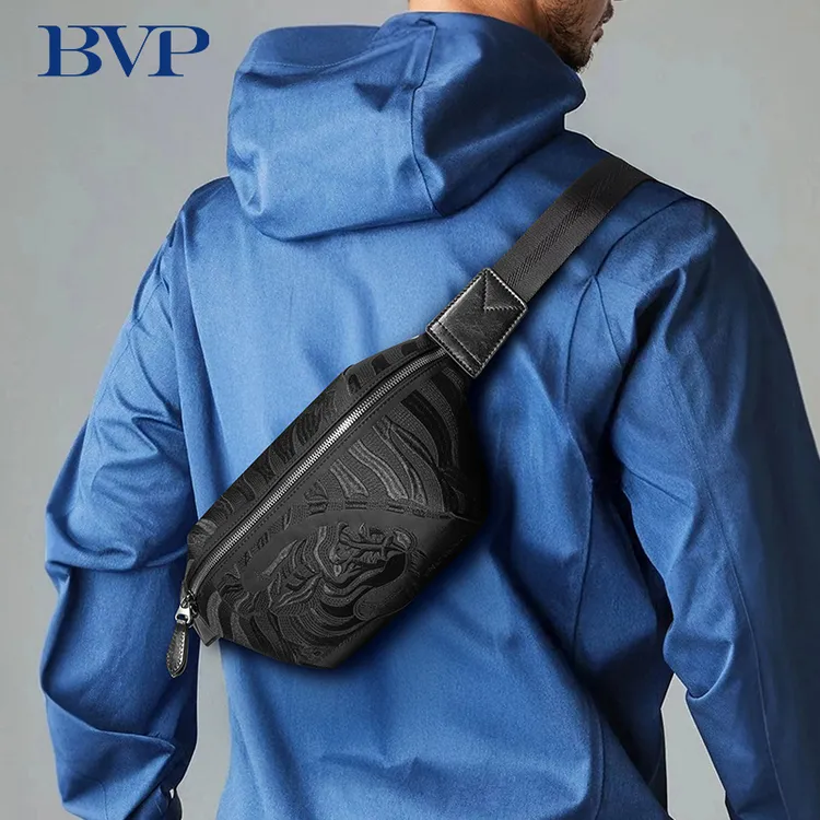 送礼推荐  BVP男士胸包2025新款休闲绣刺尼龙包轻便大容量单肩包
