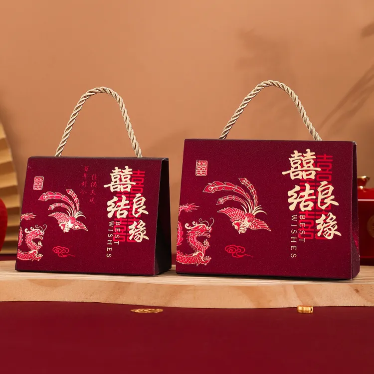 新款结婚方形喜糖盒酒红磨砂硬纸手提糖果袋婚礼喜庆伴手礼糖果盒