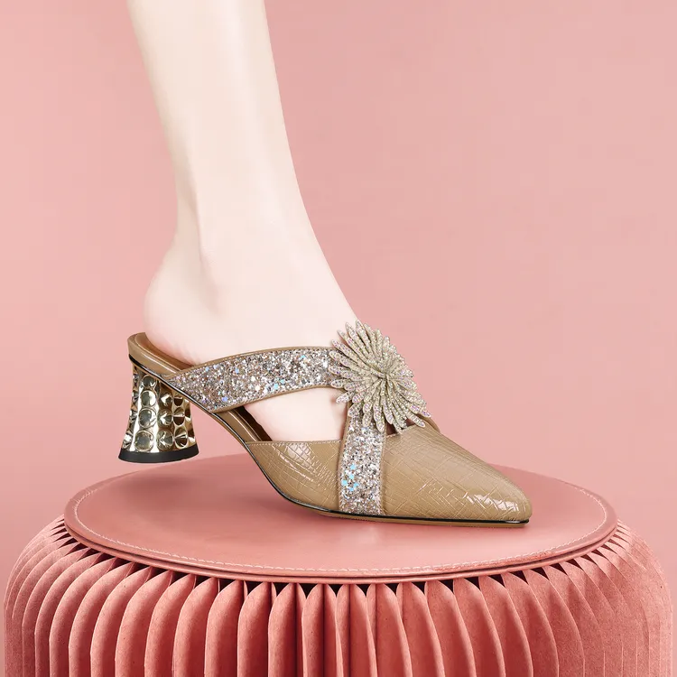 梵芮诗2025年春夏新款户外尖头太阳花装饰透气粗跟女凉拖鞋-J1268