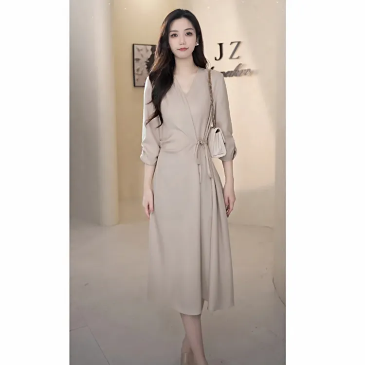 玖姿安娜蔻连衣裙女2025秋新款优雅通勤风V领收腰KWFQ50052