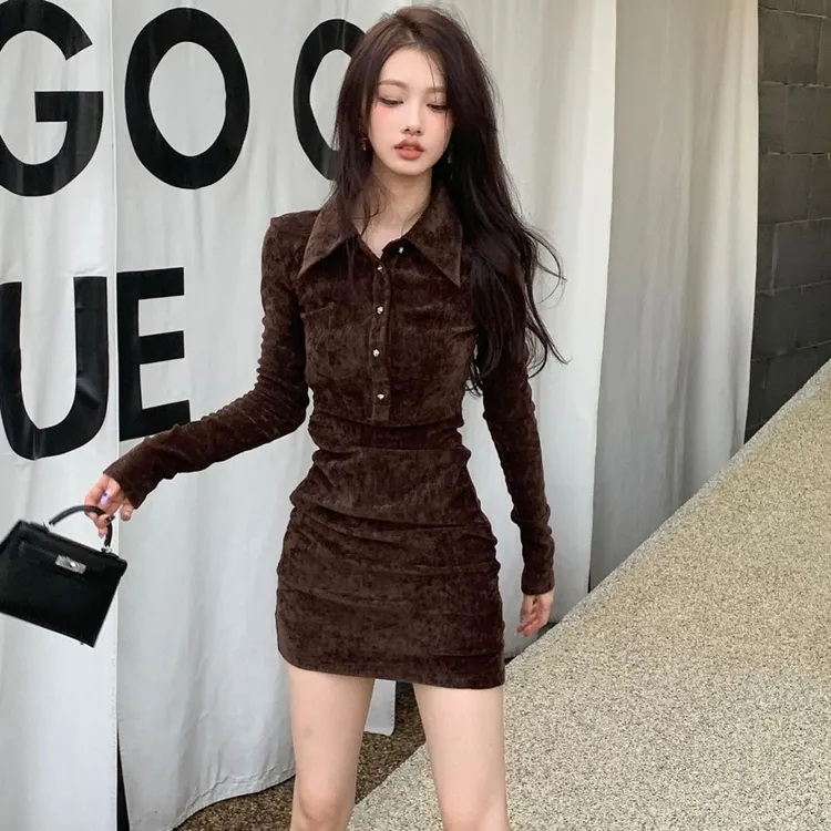秋装2025年新款女装丝绒polo领连衣裙小个子冬装搭配显高包臀短裙