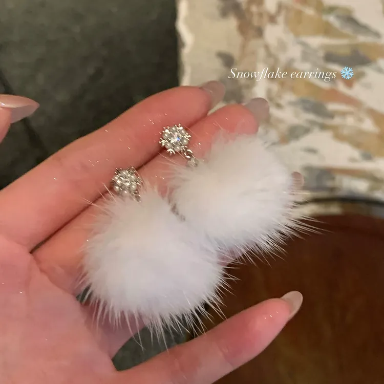 铜合金锆石耳饰 秋冬气质圣诞毛绒闪锆雪花球耳环女精致耳针耳饰