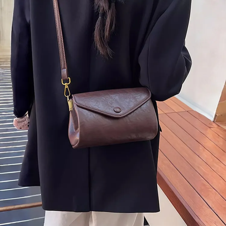 日常通勤包包女式2025新款高级感单肩斜挎包复古简约百搭小方包女