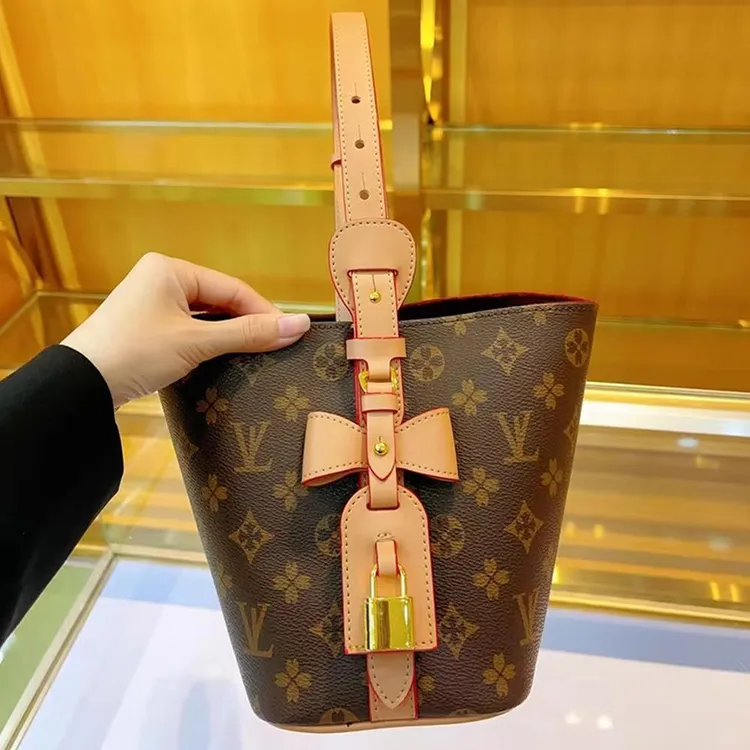 香港正品2025新款蝴蝶结锁头水桶包真皮子母托特包时尚单肩斜跨包