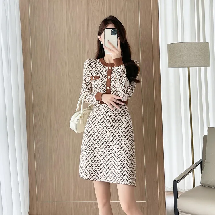 法芬图高端女装小香风气质名媛圆领金属扣收腰显瘦撞色提花针织衫