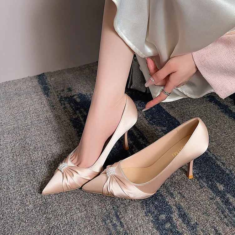 2025秋季新款尖头珍珠绸缎婚礼高跟鞋细跟尖头加宽加肥大码单鞋女