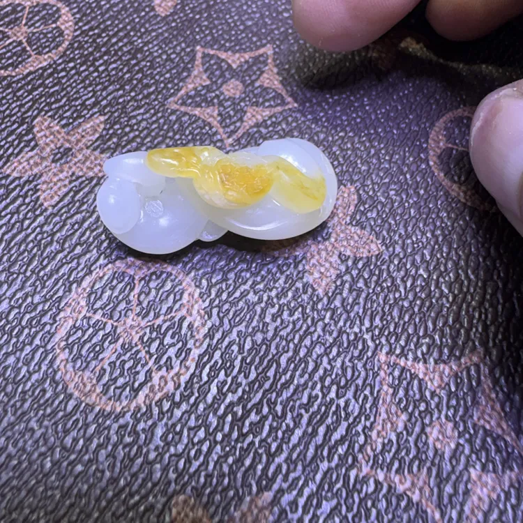 苏工和田原颗料精雕腰缠万贯，俏色巧雕工艺真皮真色细白油糯11.7