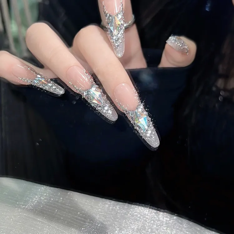 【满赚】爆闪法式穿戴甲 新年战甲高级千金风 新娘婚甲 气质显白