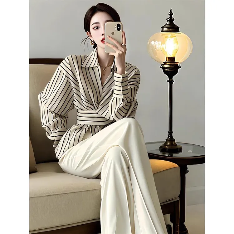 初秋新款高级感独特别致上衣女洋气减龄黑色收腰条纹衬衫裤子套装