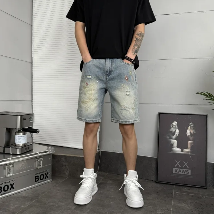 2025轻奢破洞锦鲤烫钻牛仔短裤男欧货夏季新款潮牌宽松五分中裤子