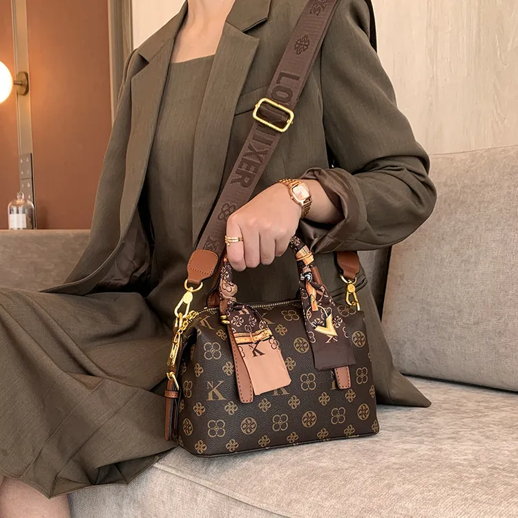 香港轻奢真皮包包女包2025新款复古波士顿枕头包女百搭单肩斜挎包