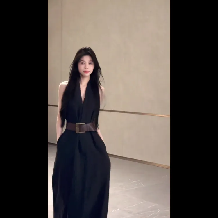 时尚御姐穿搭黑色V领挂脖连衣裙女夏季小众高级感无袖显瘦长裙子