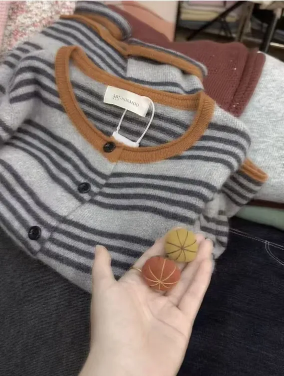 七言家！#烟灰绒感条纹手工南瓜球撞色毛衣开衫108@