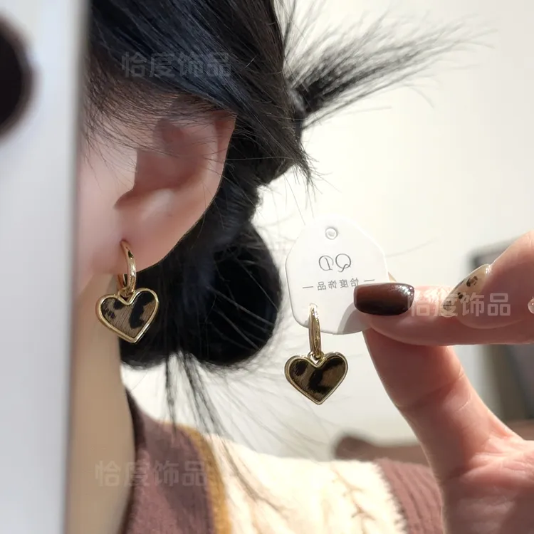 【恰度】美拉德豹纹爱心耳扣个性时尚
