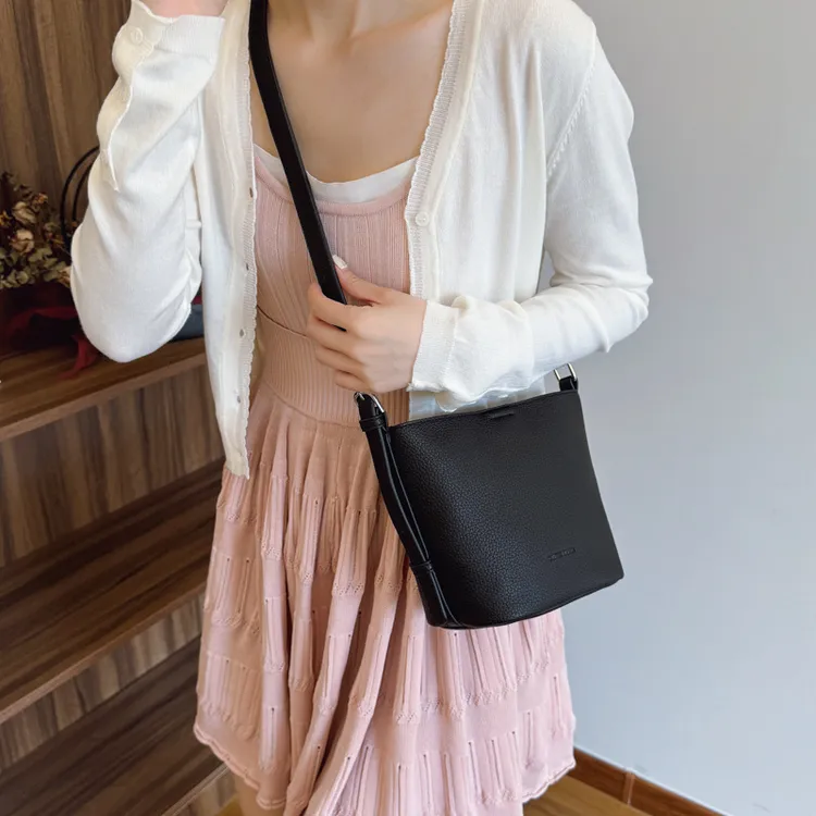 韩系小众设计简约单肩手提包包女2025夏季新款时尚斜挎水桶包