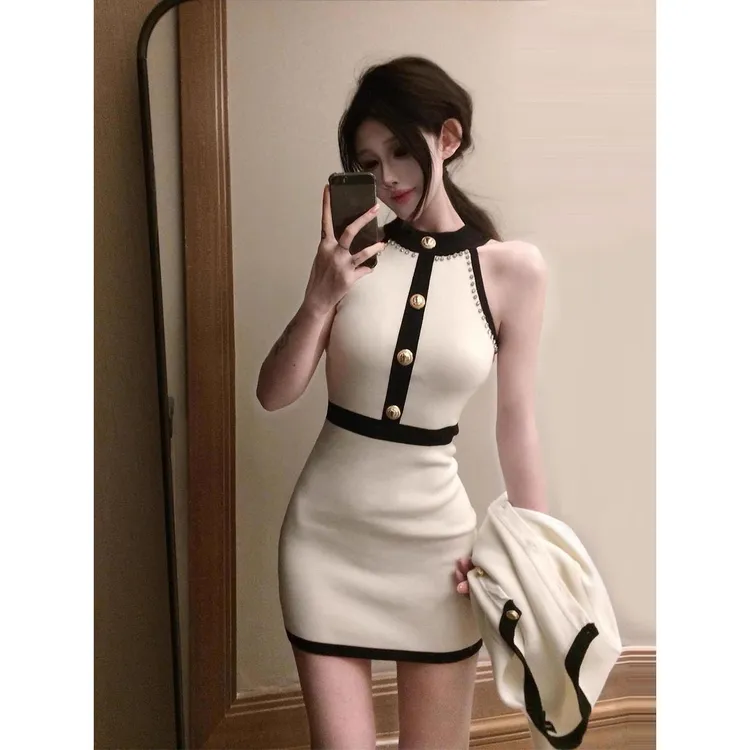 小香风白色露肩无袖连衣裙女秋冬纯欲名媛修身显瘦针织包臀短裙子