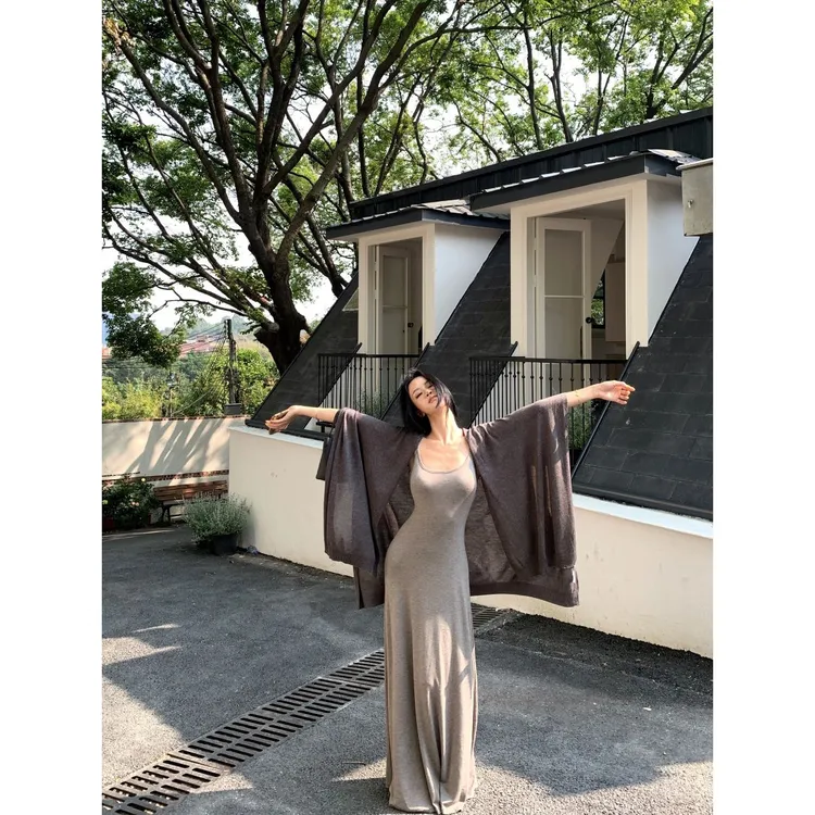 慵懒纯欲休闲显瘦显白灰色吊带贴身连衣裙女夏季防晒开衫两件套
