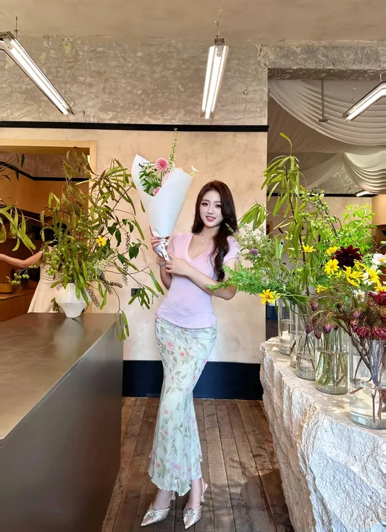 纯欲套装女气质粉色v领短袖t恤掐腰短上衣碎花半身鱼尾长裙两件套