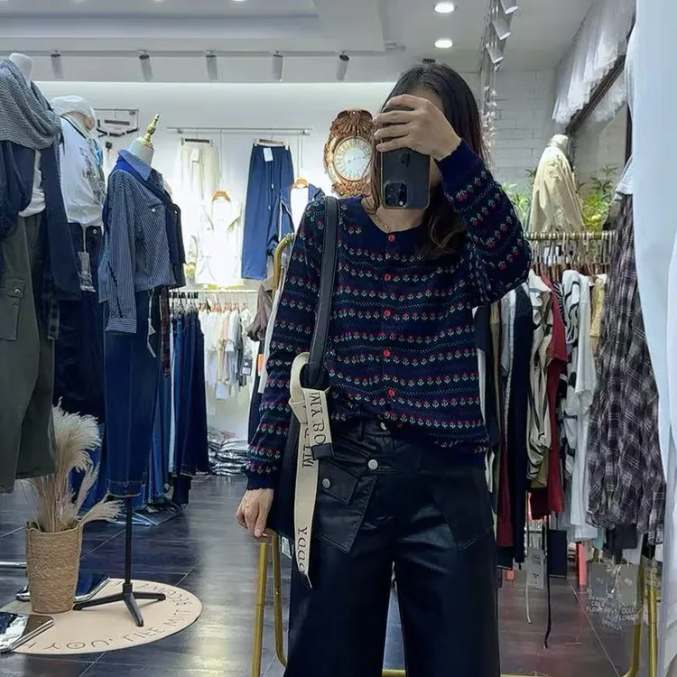 秋冬新品彩扣设计复古时尚减龄甜美圆领针织衫毛衣上衣女民族风潮