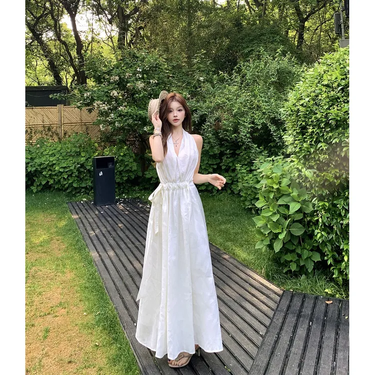 2025新款法式气质显瘦挂脖连衣裙女夏季高级感V领系带收腰A字长裙
