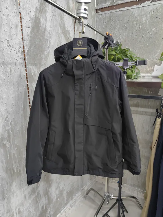 户外三合一冲锋衣内里石墨烯。