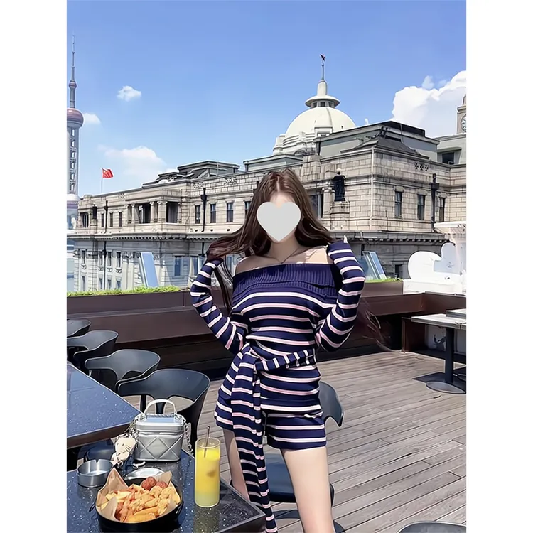 纯欲辣妹风撞色条纹时尚套装一字肩长袖套头针织衫高腰短裤两件套
