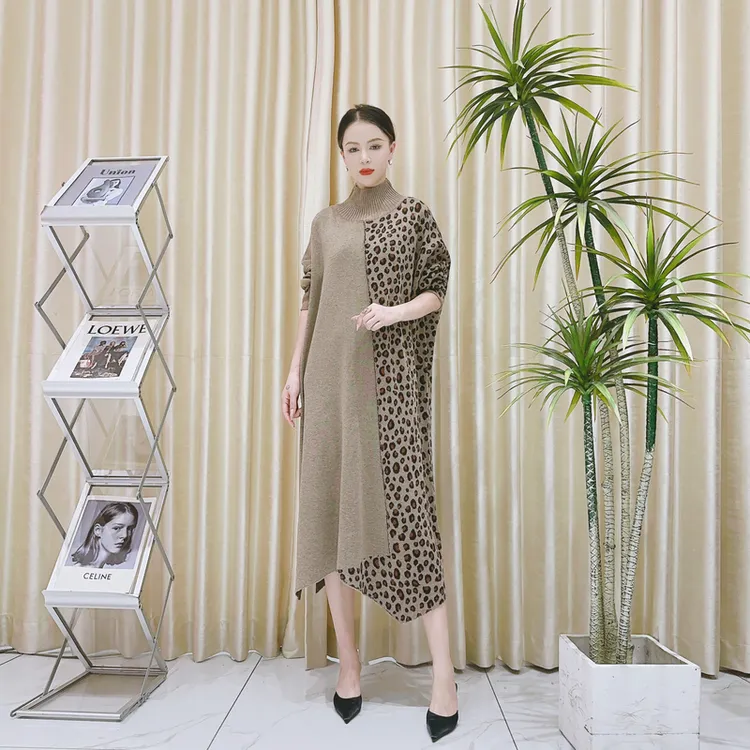 9969卡其豹纹不对称拼接半高领宽松直筒复古时髦不挑身连衣裙