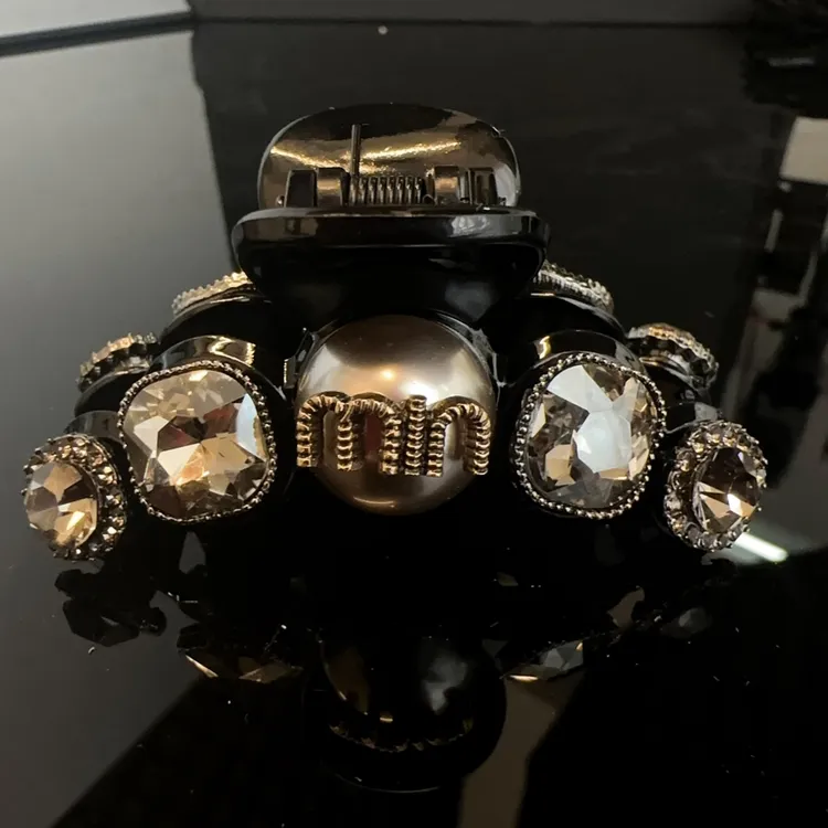 黑色镶钻字母抓夹2024新款夹子头饰后脑勺盘发气质高级感发抓