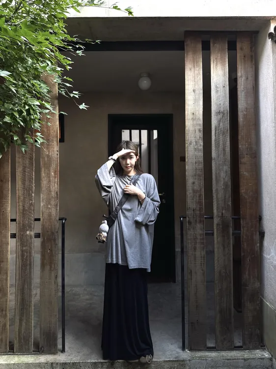 韩系极简风慵懒宽松灰色T恤女2025早秋松弛感休闲上衣百搭半身裙