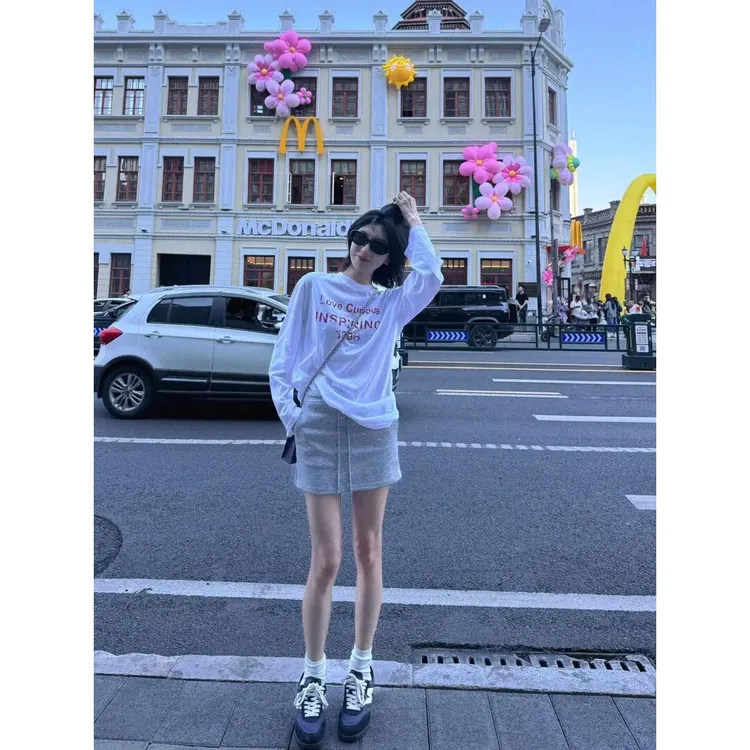 女装春夏新款休闲慵懒风字母印花长袖白色T恤百搭灰色半身裙套装