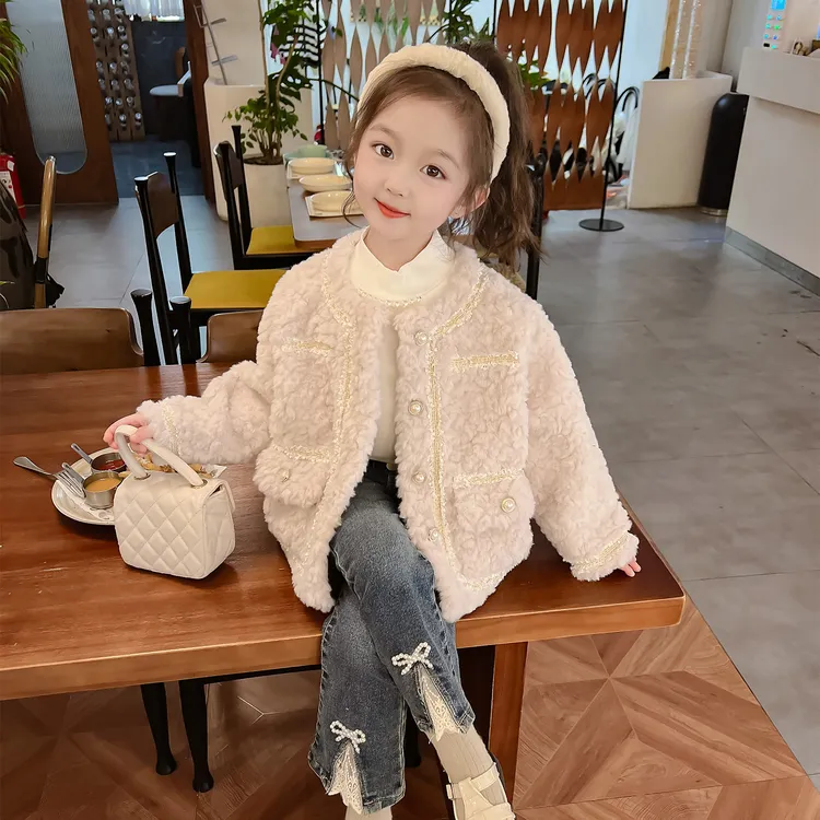 女童羊羔绒外套洋气2025新款儿童加厚上衣宝宝冬季小香风加绒毛衣