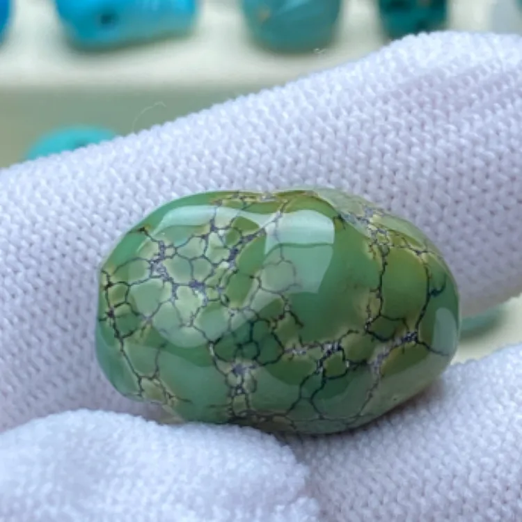 纯天然原矿绿松石菜籽绿三彩随形锁骨配饰6克