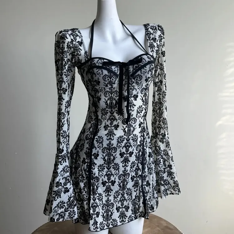 新款长袖纯欲连体裙式泳衣保守显瘦立体植绒印花温泉度假泳装性感