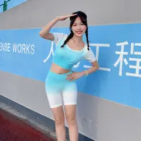 渐变色新款撞色无缝运动短袖上衣带胸垫一体杯蜜桃臀短裤两件套装