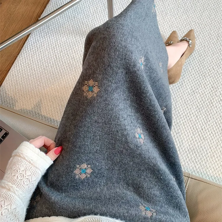 法式灰色刺绣毛呢半身裙女秋冬新款温柔风气质百搭高腰显瘦A字裙
