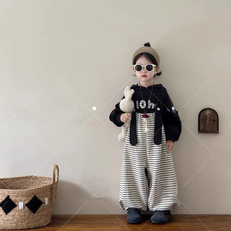 儿童2025套装秋新款男女童宽松百搭字母连帽卫衣可爱条纹背带裤潮