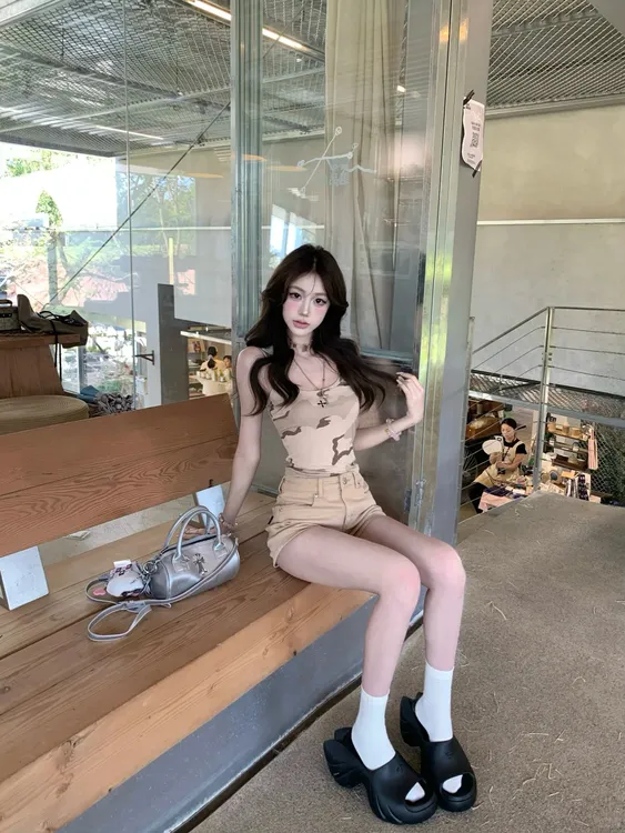 比弗利运动迷彩吊带背心上衣女2025新款废土风气质显瘦短裤子套装