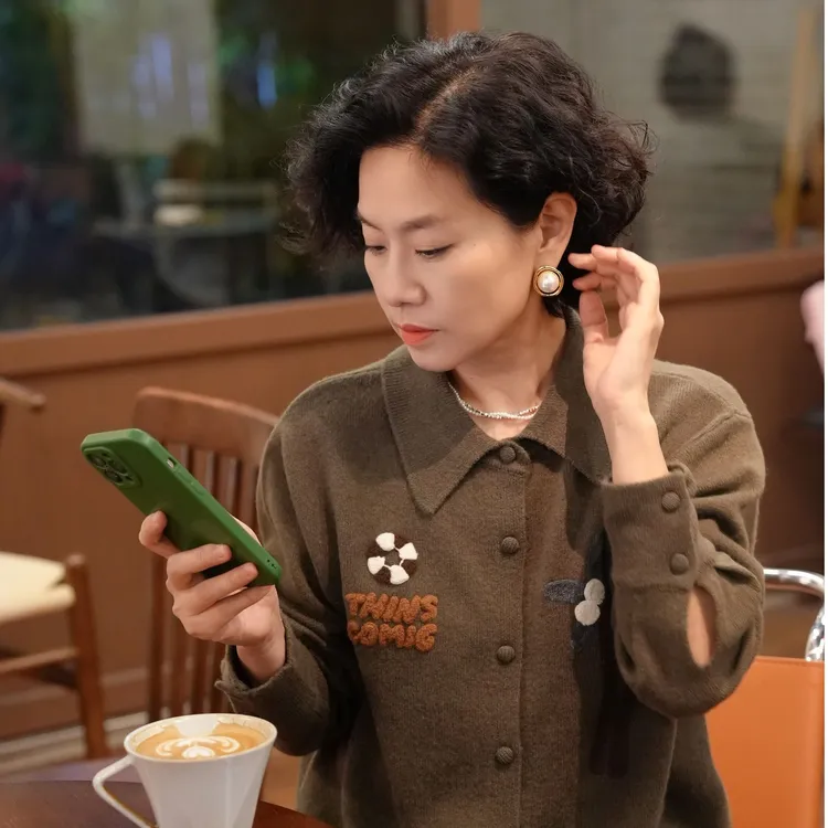 衣即「椰影 」100绵羊毛翻领针织衫秋冬设计感休闲毛衣女YP5AMS1053